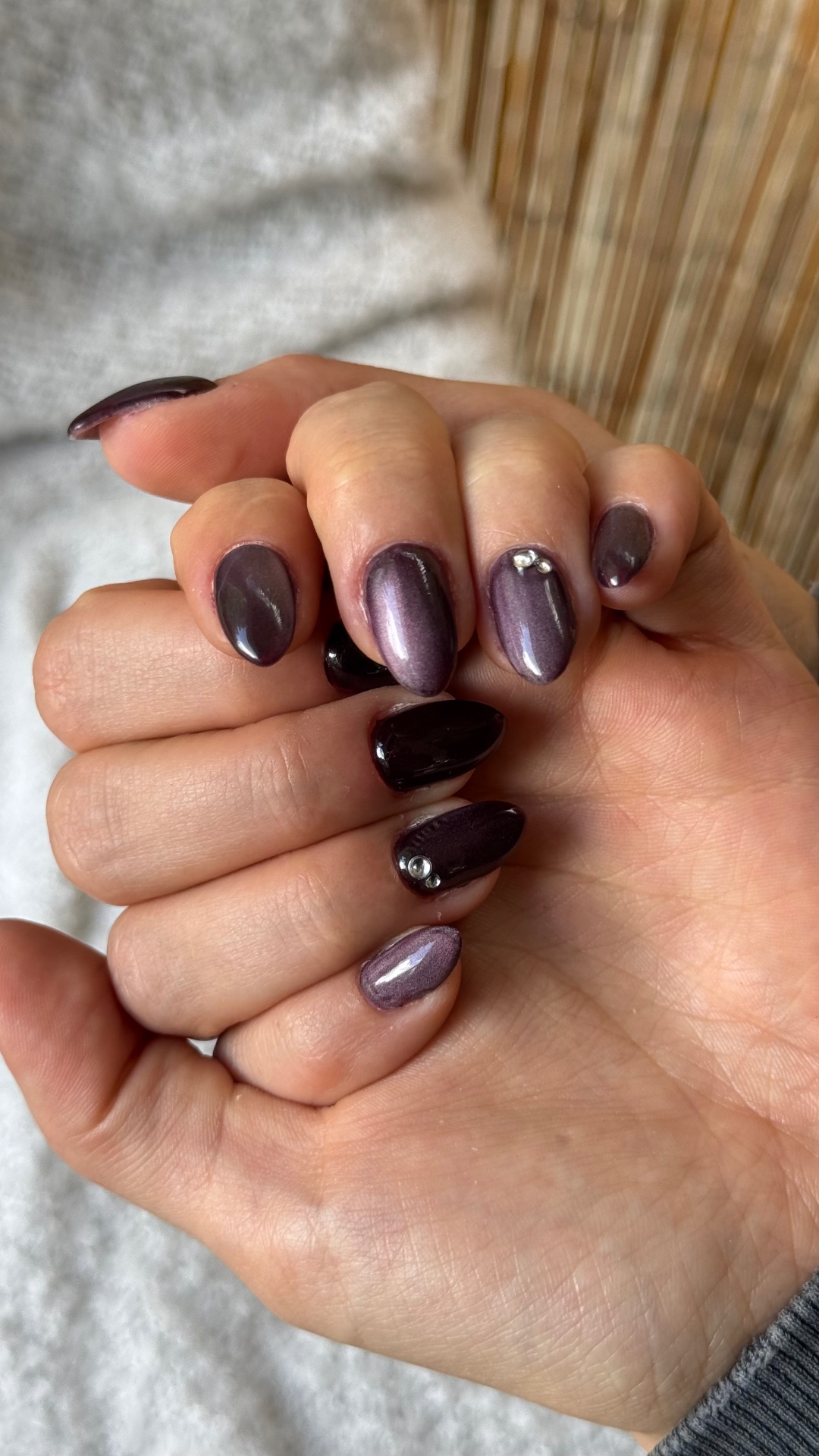 Ongles amande prune effet cat eye avec strass