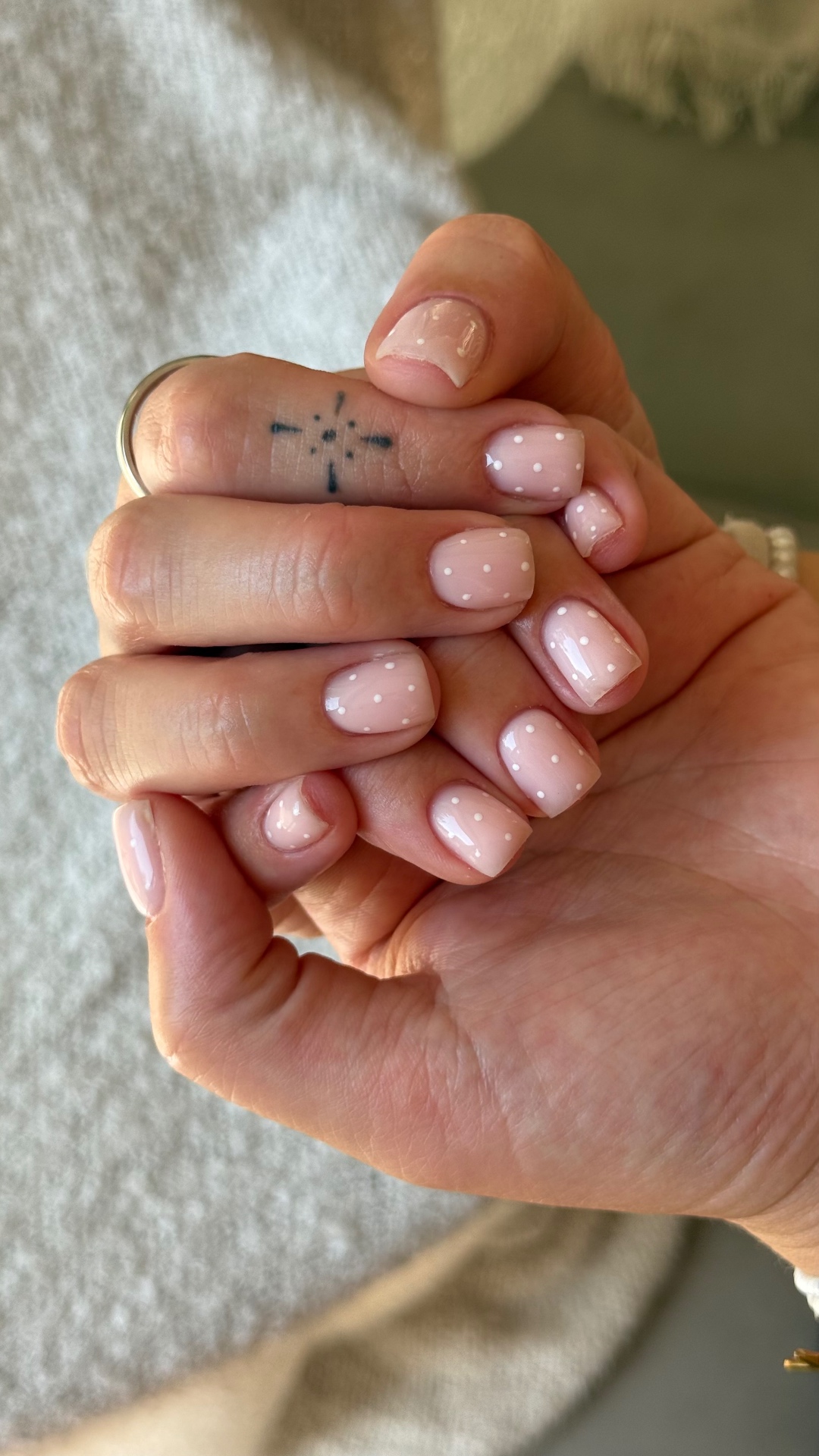 Manucure rose nude courte à pois blancs