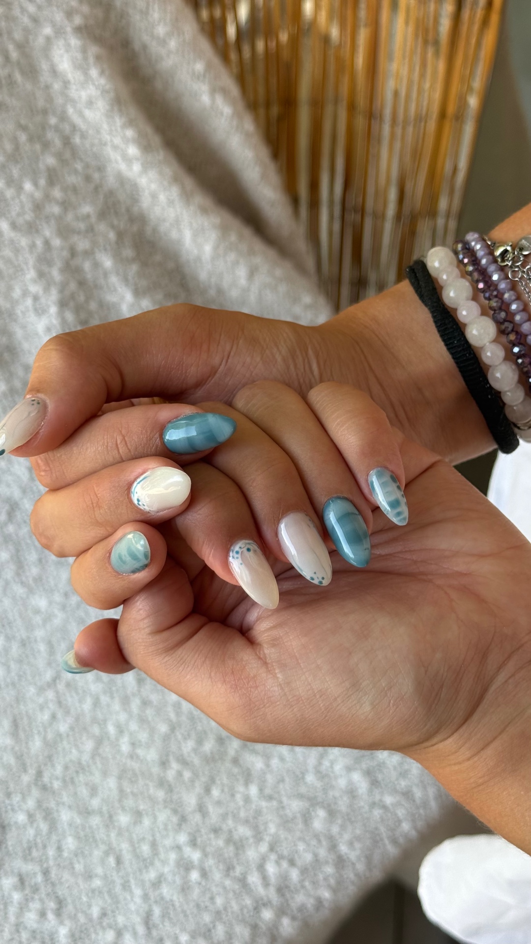 Ongles amande bleu ciel effet marbre et pierre